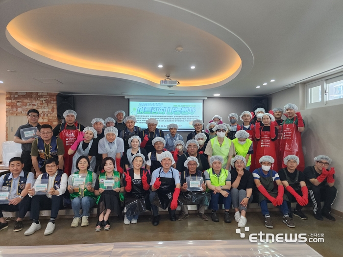 한국산업단지공단 광주지역본부는 ‘광주첨단ESG커뮤니티‘와 함께 27일 무등종합사회복지관을 찾아 여름김치 나눔 활동으로 이웃사랑을 실천했다.