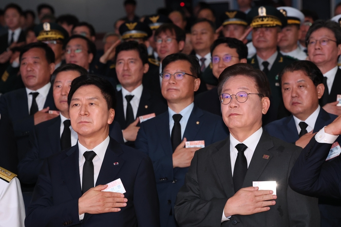 김기현 국민의힘 대표와 이재명 더불어민주당 대표가 29일 오전 경기도 평택시 포승읍 해군 제2함대사령부에서 열린 '제2연평해전 승전 21주년 기념행사'에서 국기에 경례하고 있다. 연합뉴스