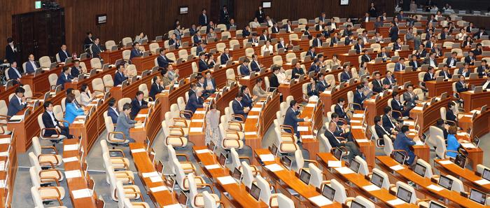 30일 국회 본회의에서 이태원참사 특별법 신속처리안건 지정 후 야당 의원들이 손뼉을 치고 있다. 여당은 표결에 불참했다. 연합뉴스