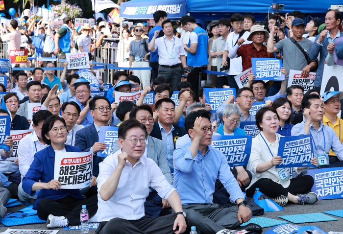 이재명 대표, 박광온 원내대표 등 더불어민주당 의원들이 1일 오후 서울 중구 숭례문 일대에서 열린 '일본 후쿠시마 원전 오염수 해양투기 규탄 범국민대회'에서 구호를 외치고 있다. 연합뉴스