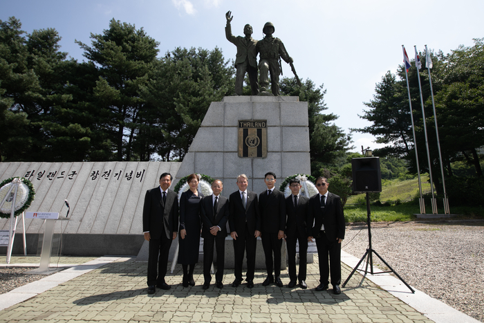 헤럴드 링크 비그림파워그룹 회장과 몽콘 암폰피싯 전 왕립 태국군 최고사령관 등을 포함한 대표단이 경기도 포천시 영북면에 위치한 '태국군 참전 기념비'를 찾아 헌화했다. (비그림파워그룹 제공)