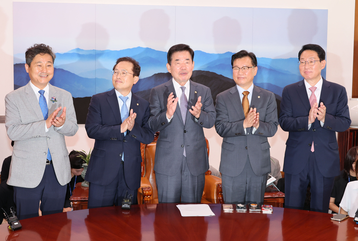 3일 오전 국회 의장집무실에서 열린 '여야 2+2 선거제 개편 협의체' 발족식에서 김진표 국회의장이 참석자들과 기념촬영을 하고 있다.(왼쪽부터 정개특위 야당 간사인 민주당 김영배 의원, 민주당 송기헌 원내수석부대표, 김 의장, 국민의힘 이양수 원내수석부대표, 정개특위 여당 간사인 국민의힘 김상훈 의원)