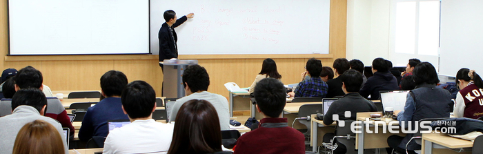 고려대 정보대학은 신규 교수 충원을 통해 SW교육 확대를 위한 기반을 마련했다. 올 한 해 동안 컴퓨터학과와 인공지능융합전공 교수 8명을 임용했다.