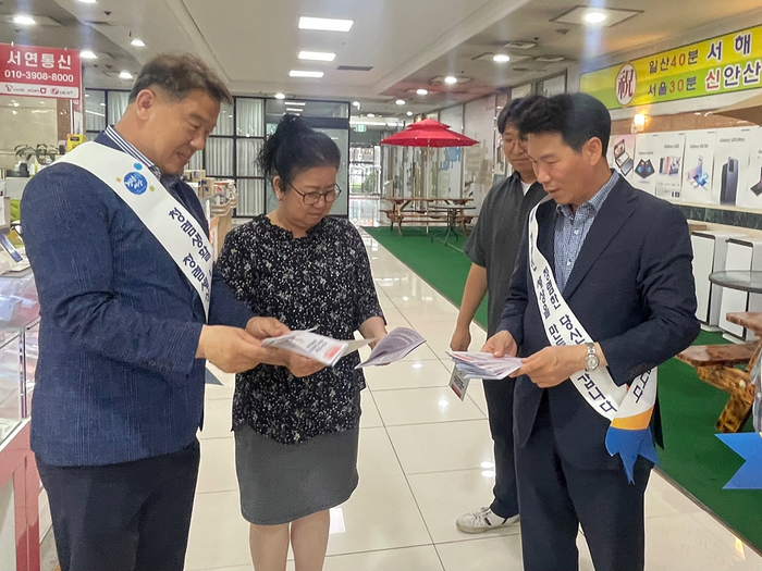 권대수 소상공인시장진흥공단 부이사장(맨 오른쪽)이 4일 안산시 선부광장로 상점가를 찾아 정부보조금 부정수급 근절 캠페인을 진행했다.(사진=소상공인시장진흥공단)