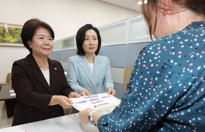 국민의힘 서정숙(왼쪽), 전주혜 의원이 5일 국회 의안과에서 더불어민주당 이재명 대표, 임종성·김영주 의원에 대한 징계안을 제출하고 있다.