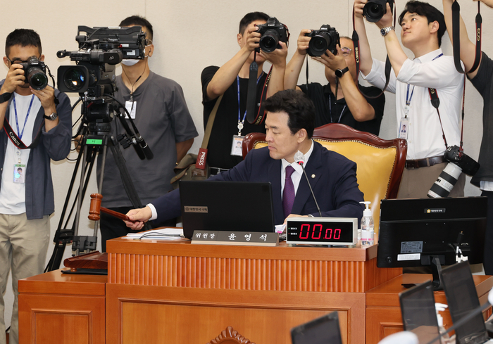 5일 오후 국회에서 열린 기획재정위원회 전체회의에서 윤영석 위원장이 의사봉을 두드리고 있다. 연합뉴스