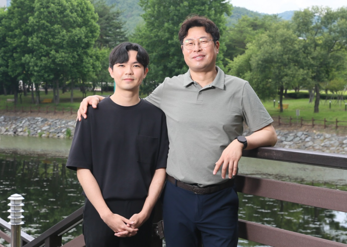 고성능 이온성 고분자 열전소개를 개발한 장성연 교수(오른쪽)과 김동후 연구원(제1저자)