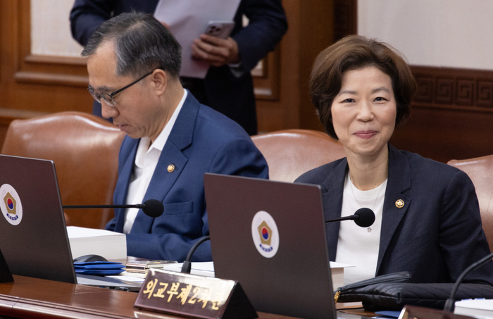 6일 오전 서울 종로구 정부서울청사에서 방문규 국무조정실장 주재로 열린 차관회의에 새로 부임한 조성경 과기정보통신부 1차관(오른쪽부터)과 문승현 통일부 차관이 참석해 있다. 연합뉴스