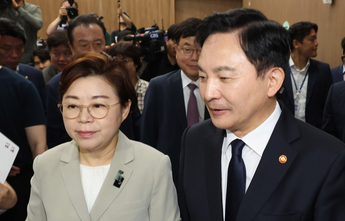 원희룡 국토교통부 장관과 김정재 간사를 비롯한 국민의힘 소속 국토교통위원들이 6일 오전 서울 여의도 국회 소통관에서 '서울~양평 고속도로에 대한 가짜뉴스' 관련 국민의힘 국토교통위원회 실무 당정협의회 결과 브리핑이 끝난 뒤 질의응답 장소로 이동하고 있다. 연합뉴스