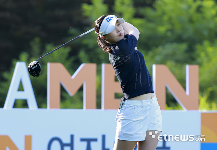 [포토] 안전하게 티샷하는 유효주