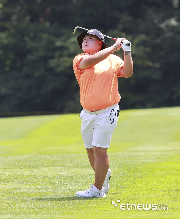 [포토] 강하게 아이언으로 보내는 이나경