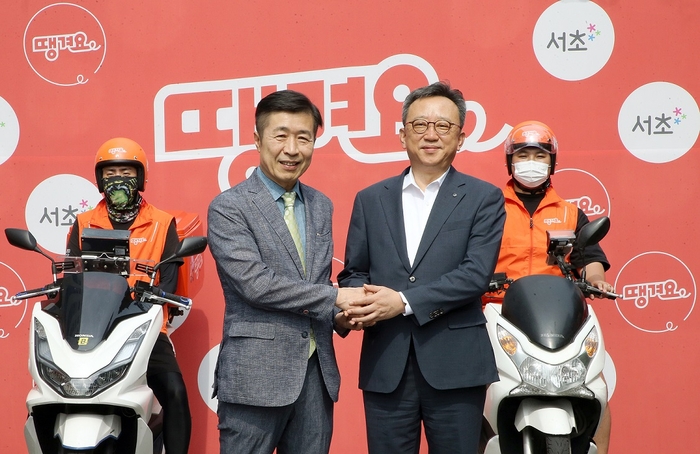 6일 서울시 서초구 소재 서초구청에서 진행된 '서초구청 공공배달앱 땡겨요 업무협약식'에서 정상혁 신한은행장(오른쪽)과 전성수 서초구청장이 기념촬영 했다.