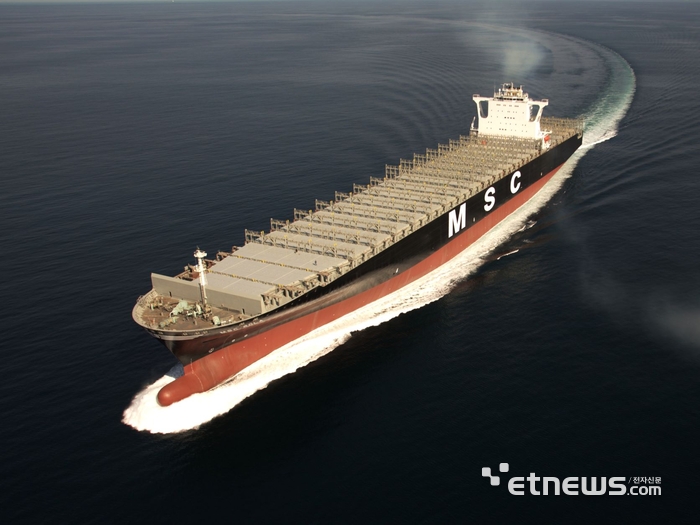 HD현대중공업이 건조한 11,700TEU급 컨테이너선의 시운전 모습