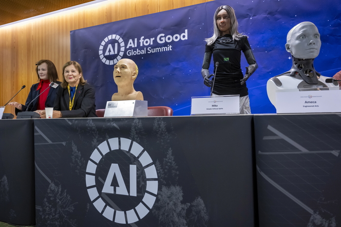 스위스 제네바에서 열린 AI 글로벌 서밋에서 로봇들이 기자회견을 하고 있다. <연합뉴스>