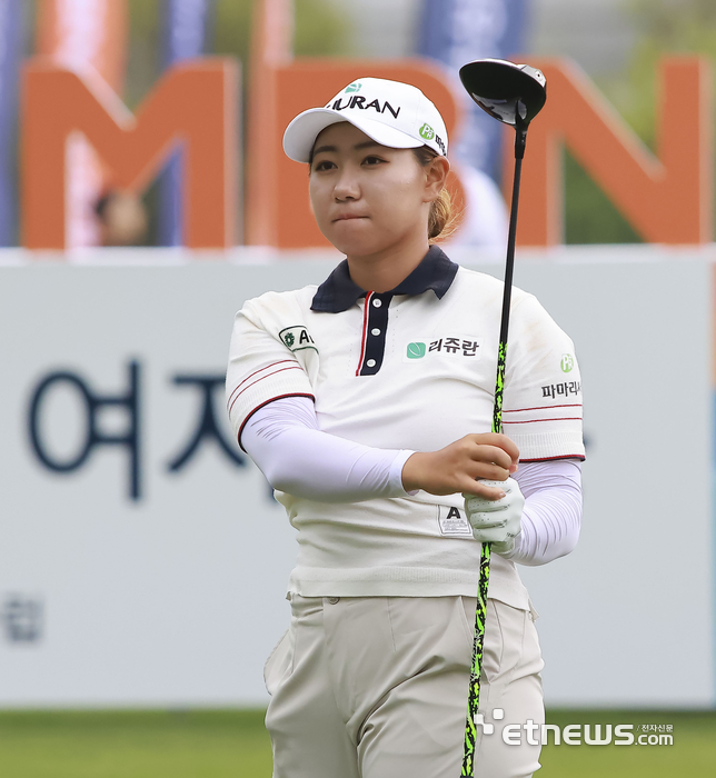 [포토] 강채연, 방향은 똑바로 보내요