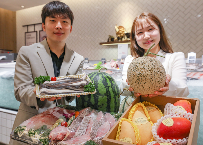 서울시 강남구 현대백화점 무역센터점 지하 1층 식품관에서 직원들이 초복을 맞아 장어,수박 등 여름철 보양 식품들을 소개하고 있다.