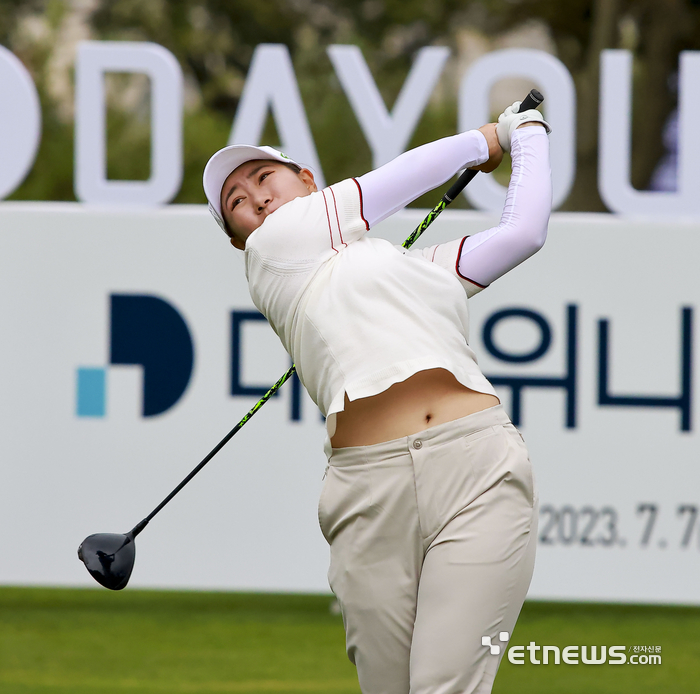 [포토] 강한 티샷을 날리는 강채연