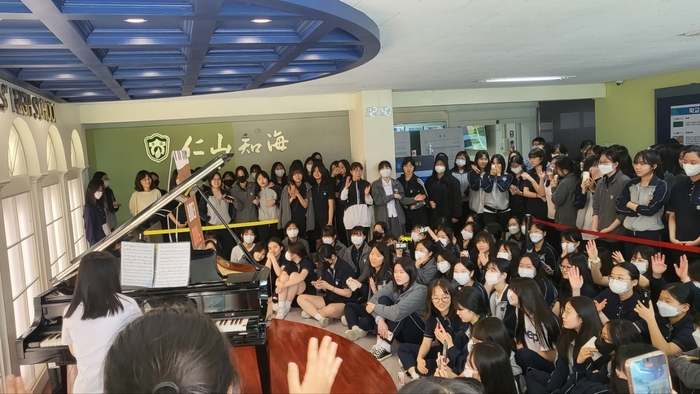 서울 청원여고는 학교 건물 내 현관을 학생들이 활용할 수 있는 열린 공간으로 만들었다. 피아노 연주 공연 등 다양한 활동이 진행되고 있다.