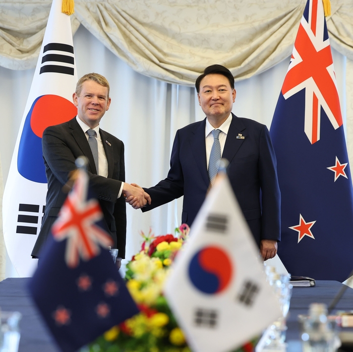 북대서양조약기구(NATO·나토) 정상회의에 참석하는 윤석열 대통령이 11일 빌뉴스 한 호텔에서 열린 한·뉴질랜드 정상회담에서 크리스 힙킨스 뉴질랜드 총리와 악수하고 있다. 연합뉴스