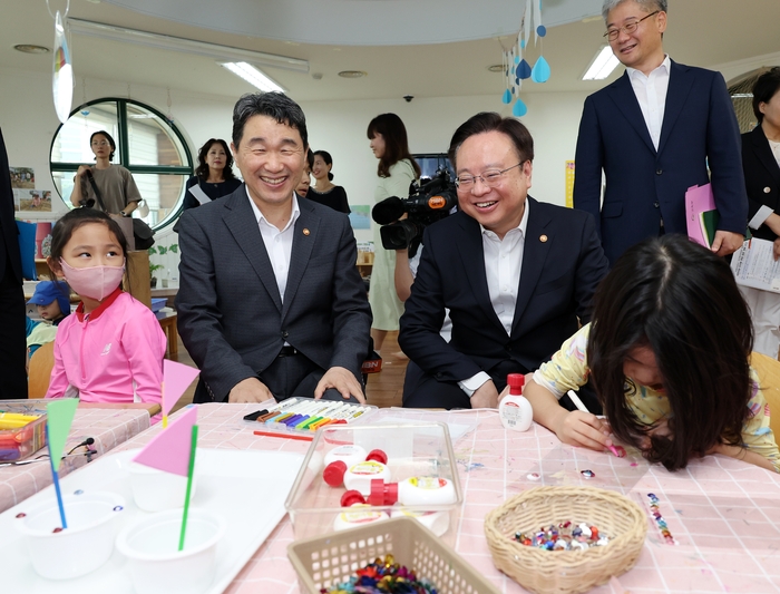 이주호 부총리와 조규홍 장관이 12일 어린이집-유치원 합동 현장방문을 실시했다.[교육부 제공]