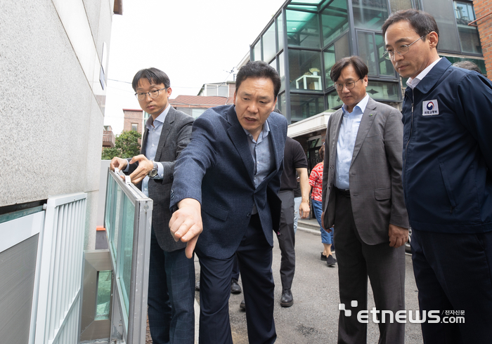 김오진 차관(오른쪽)이 12일 서울 소재 재해취약주택을 방문해 침수방지시설을 점검했다. 사진=국토교통부