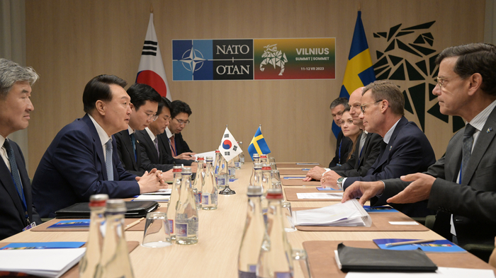 북대서양조약기구(NATO·나토) 정상회의 참석차 리투아니아를 방문 중인 윤석열 대통령이 11일(현지시간) 빌뉴스 나토 정상회의장에서 울프 크리스테르손 스웨덴 총리와 정상 회담을 하고 있다. 연합뉴스