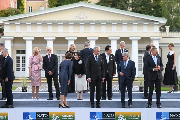 북대서양조약기구(NATO·나토) 정상회의에 참석한 윤석열 대통령과 김건희 여사가 11일(현지시간) 빌뉴스 대통령궁에서 열린 리투아니아 대통령 주최 공식만찬 기념촬영에서 각국 정상및 배우자들과 대화하고 있다. 연합뉴스