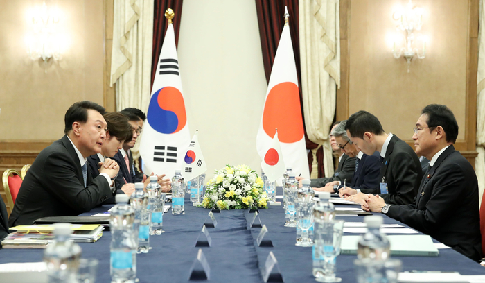 북대서양조약기구(NATO·나토) 정상회의 참석차 리투아니아를 방문 중인 윤석열 대통령이 12일 빌뉴스 한 호텔에서 기시다 후미오 일본 총리와 한일 정상회담을 하고 있다. 연합뉴스