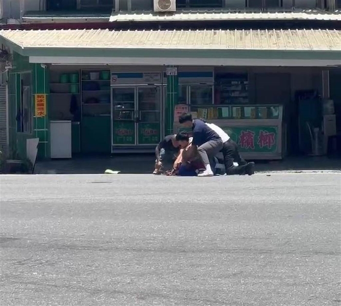 대만 흉기난동 범인을 제압한 남성들. 사진=대만 타이동시 경찰서