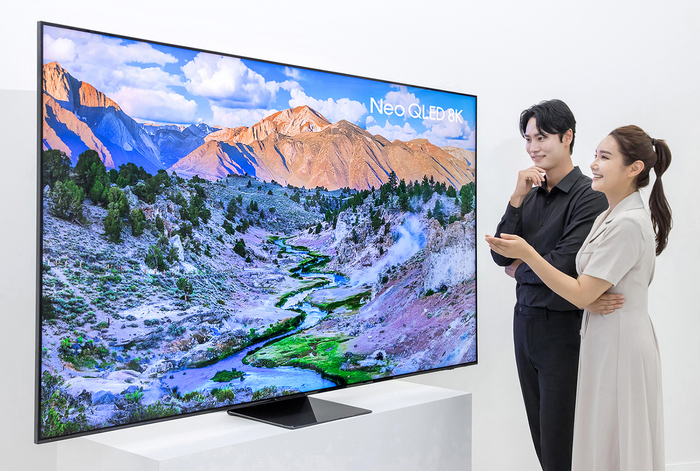 삼성전자 모델이 98형 네오QLED 8K (QNC990) 신모델을 소개하고 있다.