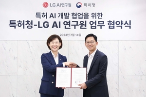 14일 서울 강서구 마곡 LG사이언스파크에서 이인실 특허청장(왼쪽)과 배경훈 LG AI연구원장이 특허 전문가 AI 개발을 위한 업무 협약을 맺었다.