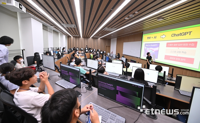 재단법인 미래와소프트웨어, 전자신문, 숭실대 스파르탄SW교육원이 공동 주최하고 이티에듀가 주관한 '제7회 재단법인 미래와소프트웨어와 함께 하는 꿈찾기 캠프'가 15일 서울 동작구 숭실대에서 열렸다. 캠프에 참여한 학생들이 챗GPT를 활용한 인공지능 체험 교육을 받고 있다. 박지호기자 jihopress@etnews.com