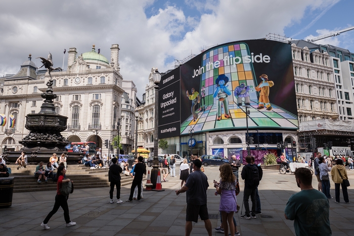 영국 런던 피카딜리 광장(Piccadilly Circus)의 'Join the flip side' 디지털 옥외광고