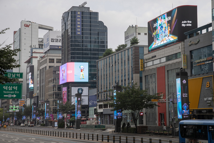 서울 강남대로 'Join the flip side' 디지털 옥외광고