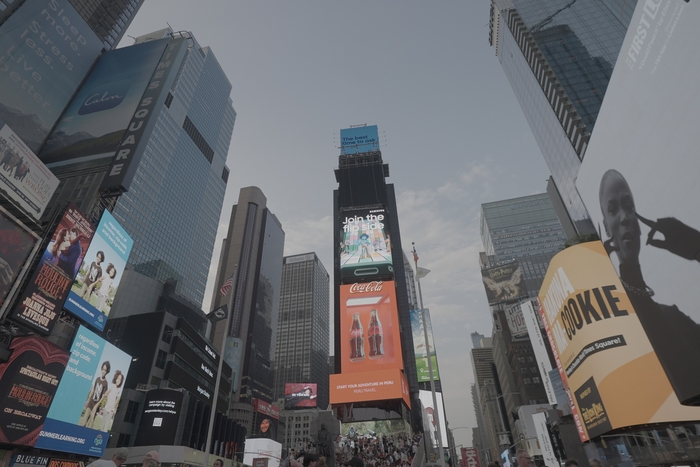 미국 뉴욕 타임스스퀘어(Times Square)의 'Join the flip side' 디지털 옥외광고