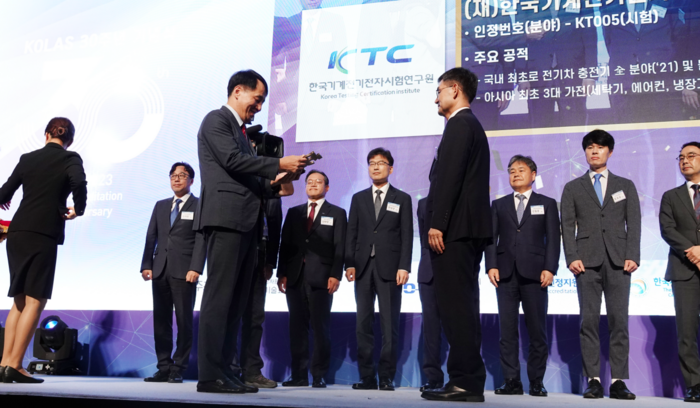 안성일 KTC 원장(오른쪽)과 장영진 산업부 1차관