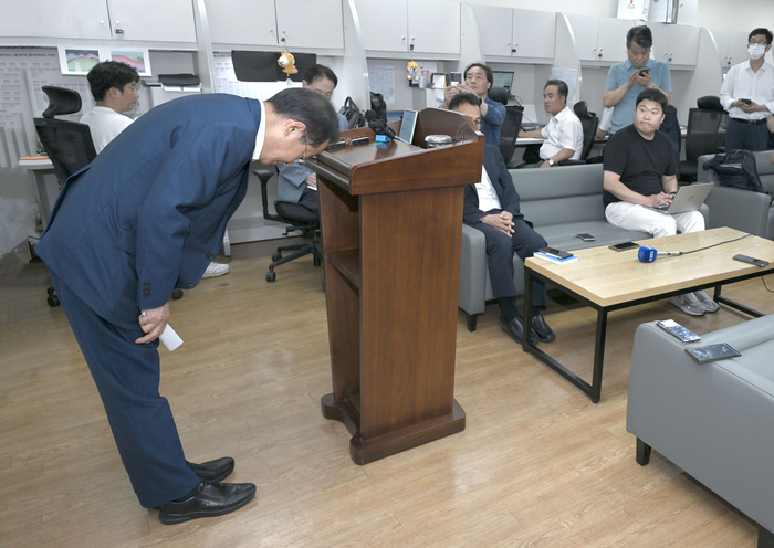 홍준표 대구시장이 '수해 골프' 논란과 관련, 19일 기자실을 찾아 유감을 표하며 머리를 숙이고 있다. 홍 시장은 “재난대응 매뉴얼에 위배되지 않았지만 수해가 우려되는 상황에서 부적절했다는 지적을 겸허히 받아들인다”고 말했다. 대구시 제공