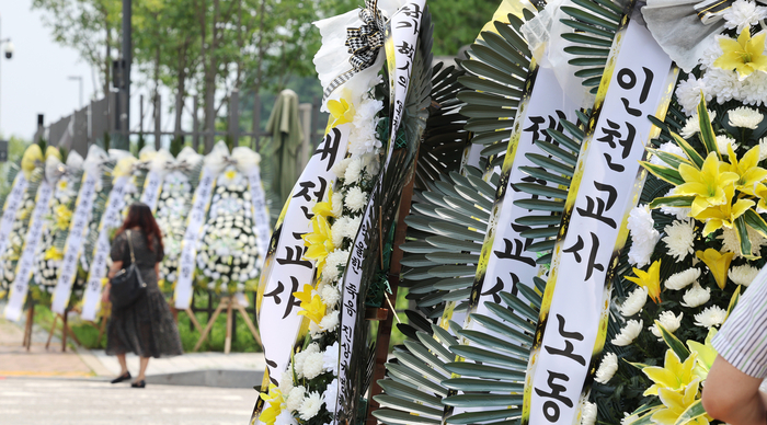 서울의 한 초등학교 교사가 교내에서 극단적 선택을 한 사실이 알려지면서 사망 경위를 둘러싸고 논란이 일고 있는 가운데 세종시 정부세종청사 교육부 앞에 각 교원단체에서 보낸 추모 화환들이 놓여 있다. 연합뉴스