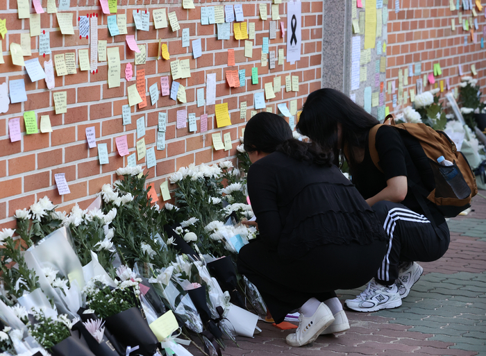 20일 오후 서울 서초구 서이초등학교에 마련된 임시 추모공간에서 추모객들이 고인이 된 교사 A씨를 추모하고 있다.
 교육계에 따르면 이 학교 담임 교사 A씨가 학교 안에서 극단적 선택을 해 숨지는 일이 발생했다. 연합뉴스