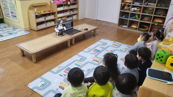 소셜로봇을 활용한 어린이집 로봇 동화구연 모습. 서울시는 소셜로봇을 활용한 교육 강사도 2026년까지 100명 양성할 계획이다. 참고자료=서울시