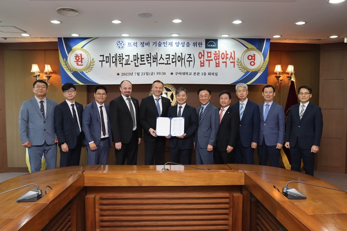 만트럭버스코리아가 지난 21일 구미대학교와 산학협력을 위한 업무협약(MOU)을 교환했다