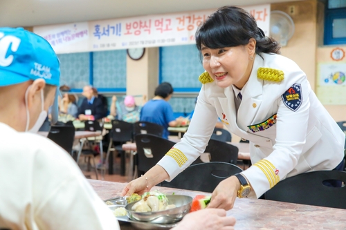 보람그룹 직원이 삼계탕을 제공하고 있다. 사진=보람그룹.