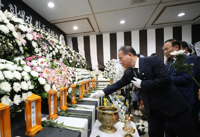 국민의힘 윤재옥 원내대표가 24일 충북도청 궁평2지하차도 침수 사고 희생자 합동분향소에서 조문하고 있다.