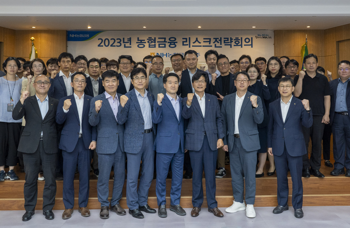 농협금융 2023년 하반기 리스크전략회의에서 강신노 농협금융 리스크관리부문장(앞줄 왼쪽에서 여섯번째)과 계열사 CRO 및 실무책임자들이 기념촬영 했다.