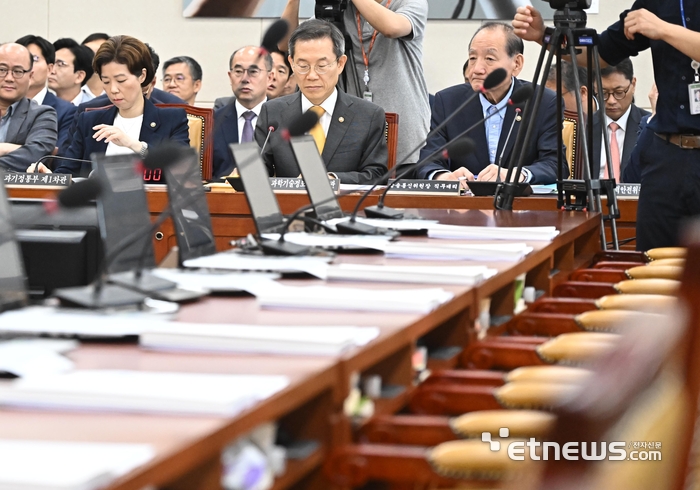 야당 불참 속 과방위 전체회의 열려