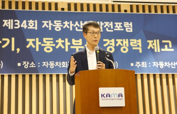 강남훈 한국모빌리티자동차산업협회장이 27일 서울 서초구 자동차회관에서 열린 '제34회 자동차산업발전포럼'에서 인사말을 하고 있다.