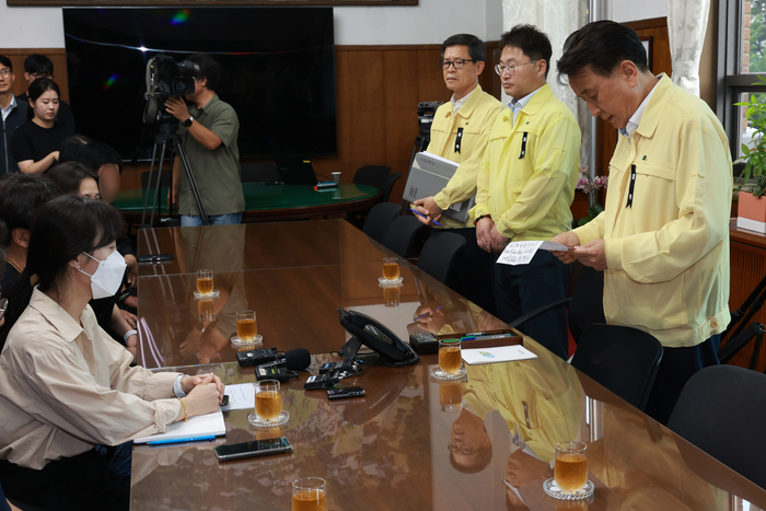 24명의 사상자를 낸 청주 오송 지하차도 참사와 관련, 김영환 충북지사가 28일 오후 충북도청에서 참사 희생자 유족들을 만나 “다시 한번 고개 숙여 사죄의 말씀을 드린다”고 말했다. 연합뉴스