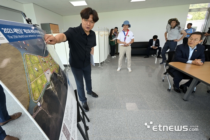 세계 스카우트잼버리가 32년만에 국내에서 개최되는 가운데 정부가 축제 활동 간 디지털 지원 및 안전 현안 점검에 나섰다. 28일 전북 부안군 새만금 잼버리 공원 전망대에서 이종호 과학기술정보통신부 장관이 잼버리 대회 현황 보고를 받고 있다.
 김민수기자 mskim@etnews.com