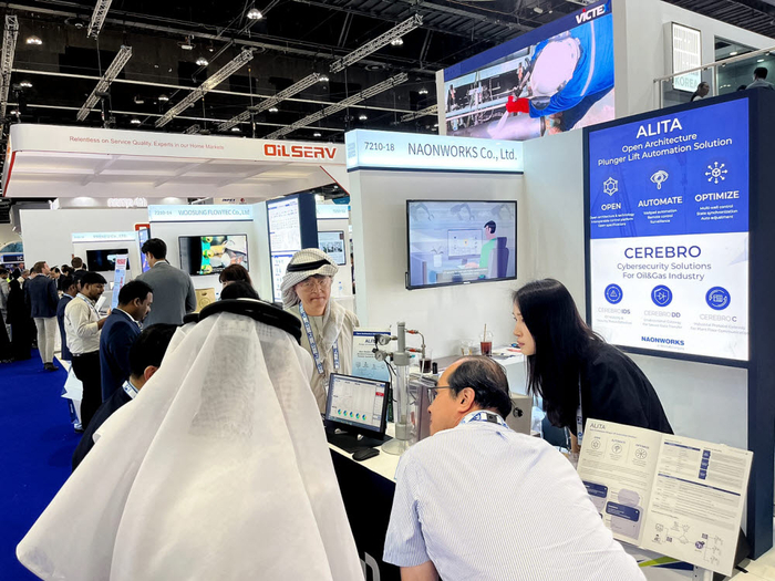 아랍에미리트(UAE) 'ADIPEC 2022'에 참가, 유·가스정 자동화 솔루션 '알리타(ALITA)'를 소개하는 이준경 나온웍스 대표(사진 중앙).