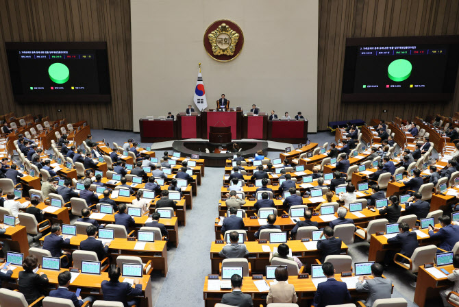 30일 오후 국회 본회의에서 여야 의원들이 본회의에 상정된 법안 표결을 하고 있다. 사진=연합뉴스